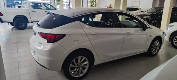 Opel Astra Dynamic 1.6 CDTi 110 CV 6vel  Abril 2019 con 129.800 Km - Imagen 8